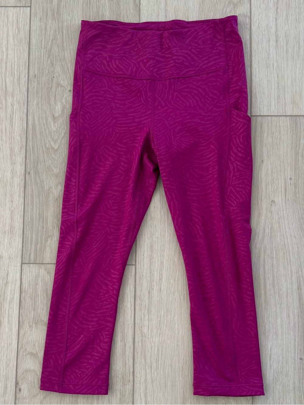 Athleta women’s cropped leggings size Small hot pink / fuschia w/ pockets